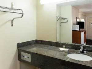 Days Inn by Wyndham Oklahoma City West hotel thumbnail 3