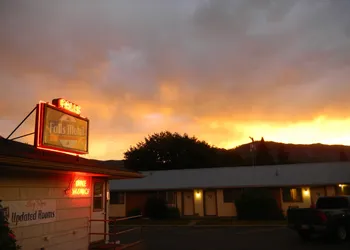 Falls Motel hotel thumbnail 2