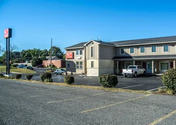 Econo Lodge Inn & Suites North Syracuse Airport hotel thumbnail 2