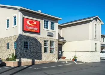 Econo Lodge Inn & Suites North Syracuse Airport hotel thumbnail 3