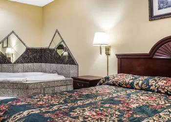 Econo Lodge Inn & Suites North Syracuse Airport hotel thumbnail 6