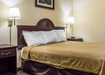 Econo Lodge Inn & Suites North Syracuse Airport hotel thumbnail 7