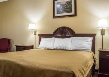 Econo Lodge Inn & Suites North Syracuse Airport hotel thumbnail 8