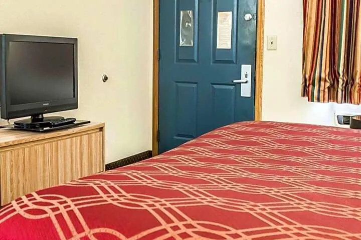 Econo Lodge Waynesburg hotel detail image 2