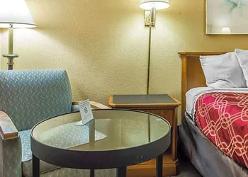 Econo Lodge Waynesburg hotel thumbnail 4