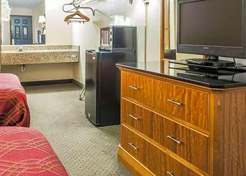 Econo Lodge Waynesburg hotel thumbnail 6