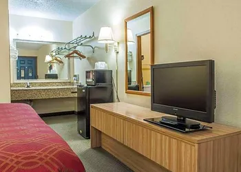 Econo Lodge Waynesburg hotel thumbnail 7