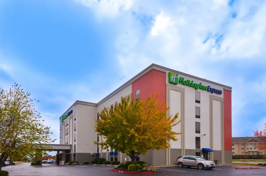 Holiday Inn Express Fayetteville- Univ of AR Area by IHG hotel detail image 2