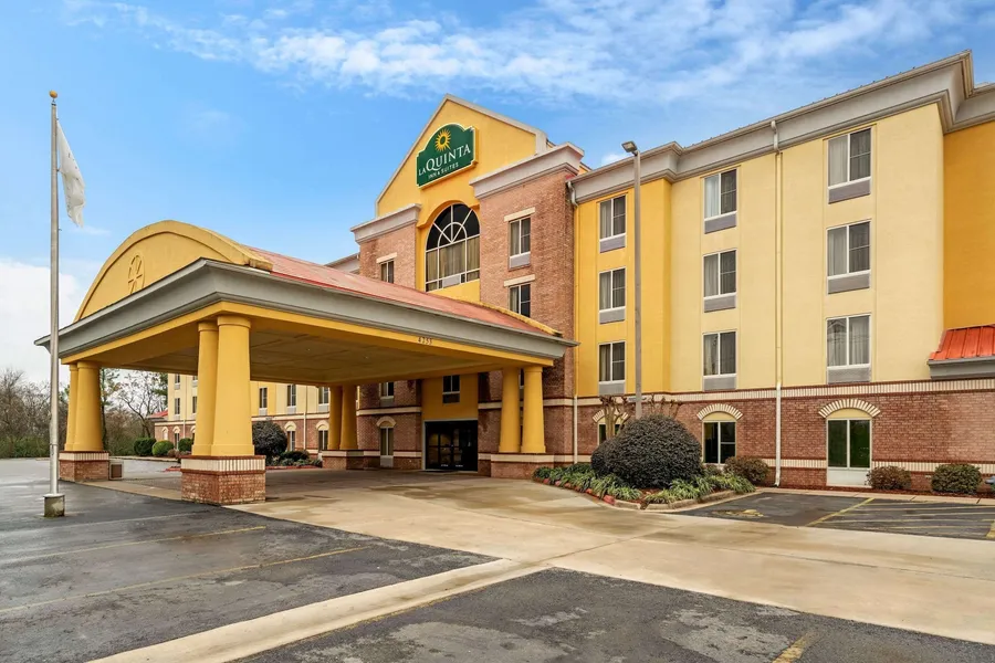 La Quinta Inn & Suites by Wyndham Hot Springs hotel detail image 6