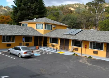 Lake Marina Inn hotel thumbnail 3