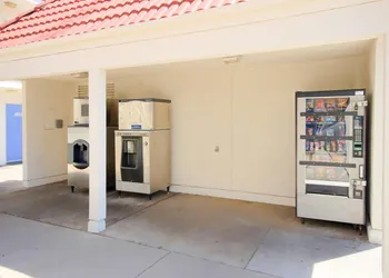 Motel 6 Fresno Blackstone hotel thumbnail 2
