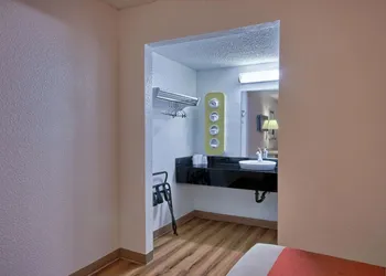 Motel 6 Fresno Blackstone hotel thumbnail 6