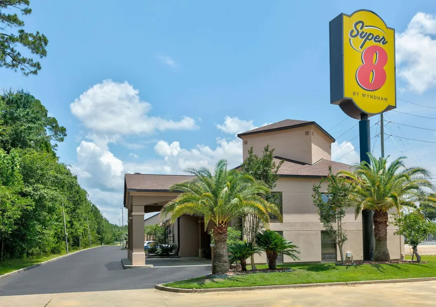 Super 8 by Wyndham Diberville Biloxi Area hotel detail image 2