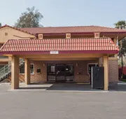 Super 8 by Wyndham Visalia hotel detail image 5