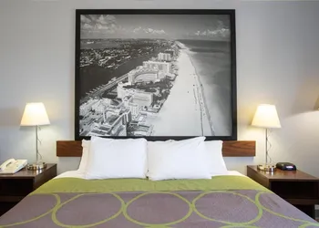 Super 8 by Wyndham Naples hotel thumbnail 7