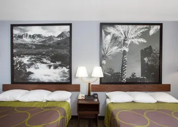 Super 8 by Wyndham Naples hotel thumbnail 8