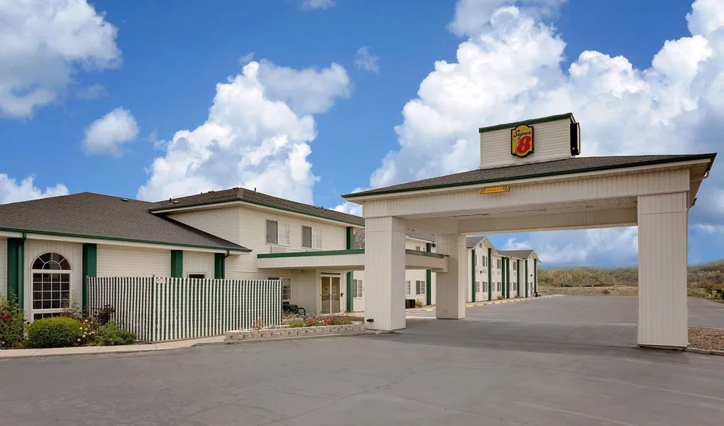Super 8 by Wyndham Battle Mountain hotel detail image 2
