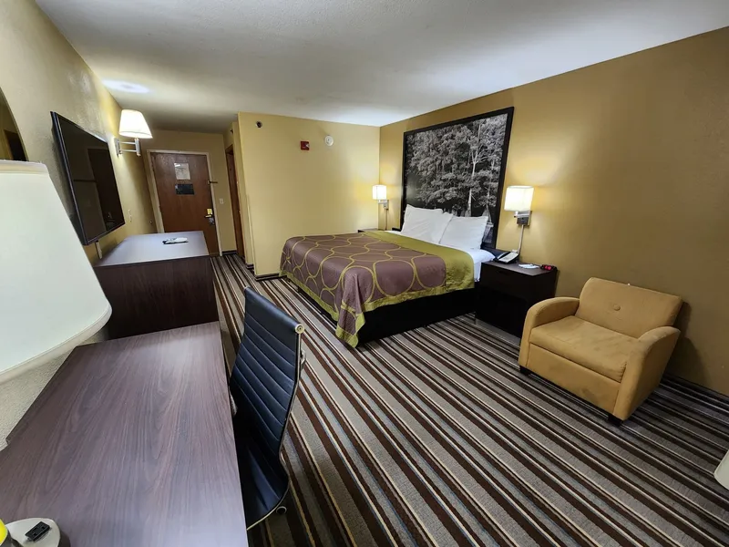 Super 8 by Wyndham Pine Bluff hotel detail image 6