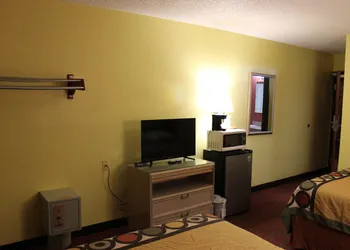 Super 8 By Wyndham Kalamazoo hotel thumbnail 2