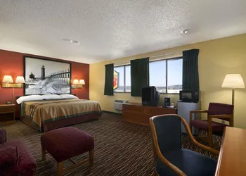 Super 8 By Wyndham Kalamazoo hotel thumbnail 3