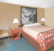 Super 8 by Wyndham Marshalltown hotel detail image 7