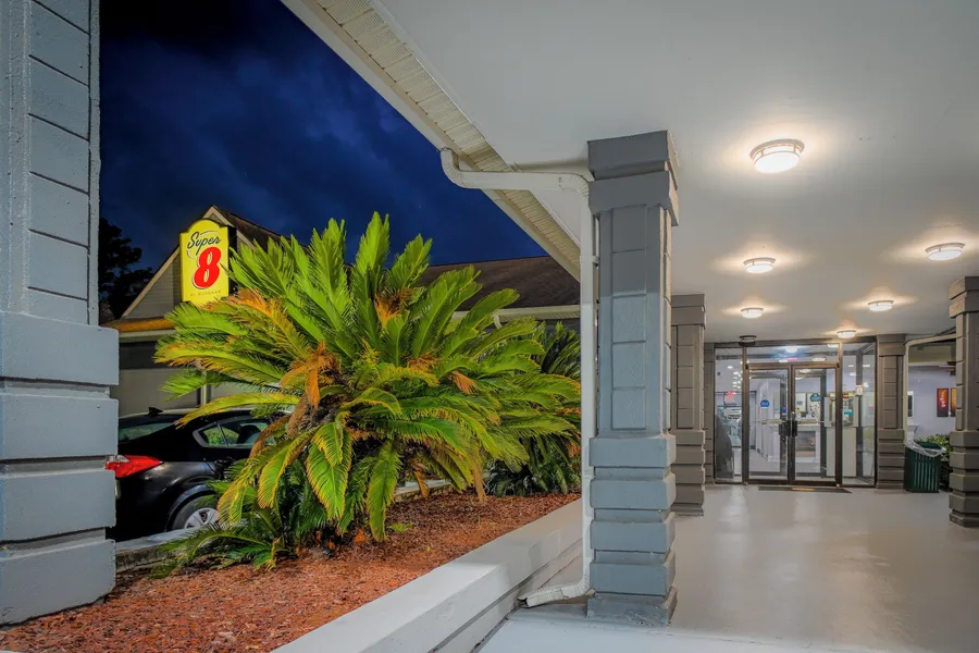 Super 8 by Wyndham Hardeeville/Savannah North hotel detail image 2