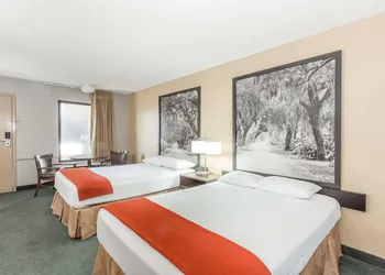 Super 8 by Wyndham Adel hotel thumbnail 6