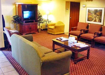 Econo Lodge Inn & Suites hotel thumbnail 2