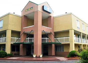 Econo Lodge Inn & Suites hotel thumbnail 3