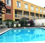 Econo Lodge Inn & Suites hotel detail image 4