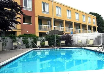 Econo Lodge Inn & Suites hotel thumbnail 4