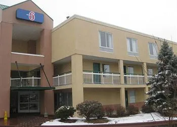 Econo Lodge Inn & Suites hotel thumbnail 5