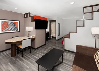 Ramada by Wyndham El Paso hotel thumbnail 4