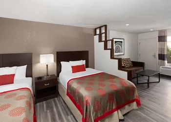 Ramada by Wyndham El Paso hotel thumbnail 5