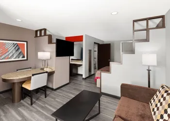 Ramada by Wyndham El Paso hotel thumbnail 6