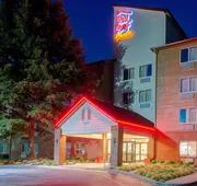 Red Roof Inn PLUS+ Raleigh Downtown – NCSU/Conv Center hotel detail image 7