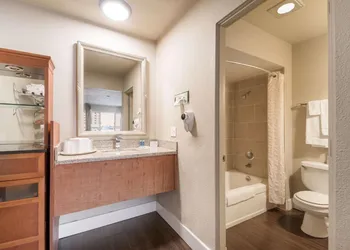 Rodeway Inn Portland Airport hotel thumbnail 4