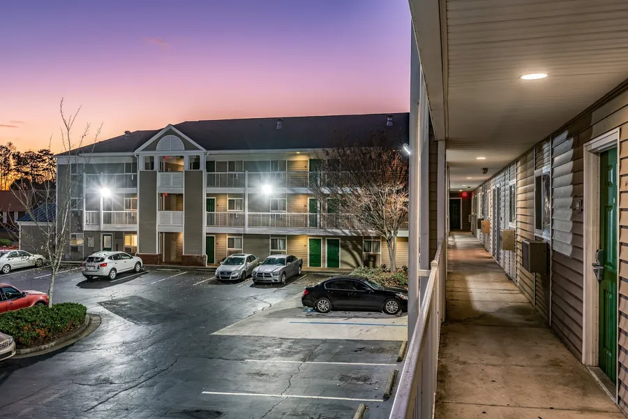 HomeTowne Studios by Red Roof Atlanta - Chamblee hotel detail image 2