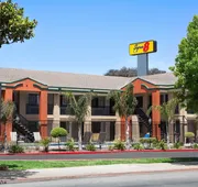 Super 8 by Wyndham Salinas hotel detail image 4