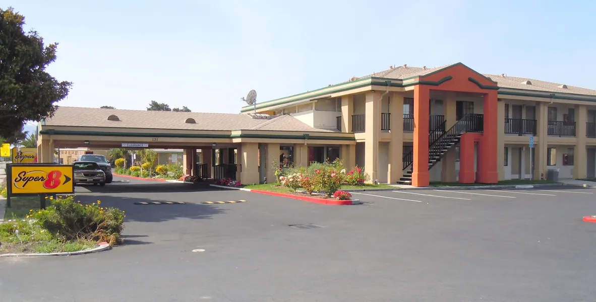 Super 8 by Wyndham Salinas hotel detail image 6
