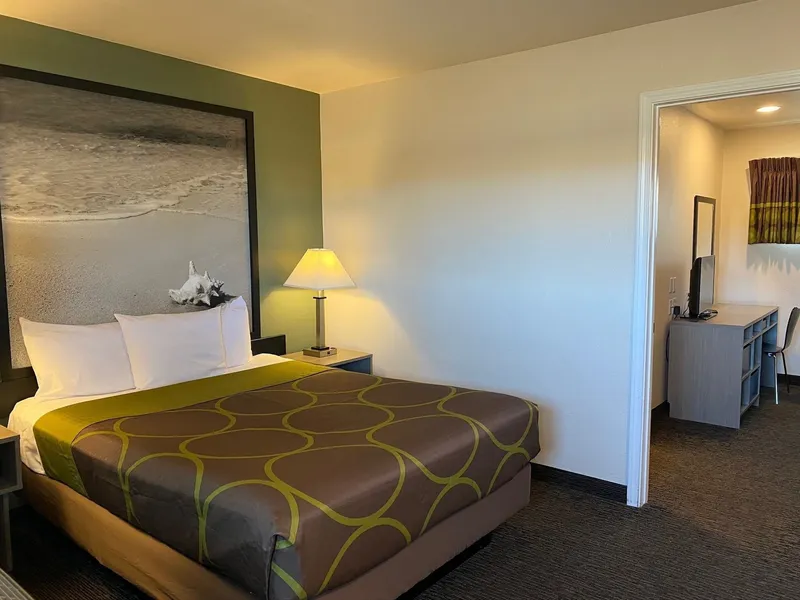 Super 8 by Wyndham Monterey hotel detail image 6