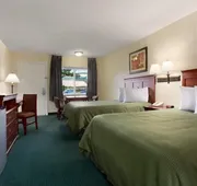 Travelodge by Wyndham Orange County Airport/ Costa Mesa hotel detail image 3