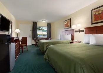 Travelodge by Wyndham Orange County Airport/ Costa Mesa hotel thumbnail 3