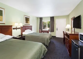 Travelodge by Wyndham Orange County Airport/ Costa Mesa hotel thumbnail 4