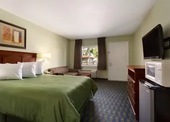 Travelodge by Wyndham Orange County Airport/ Costa Mesa hotel thumbnail 5