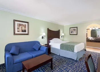 Travelodge by Wyndham Orange County Airport/ Costa Mesa hotel thumbnail 6