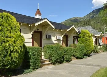 Totem Motel hotel thumbnail 3