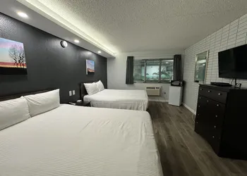 Travelodge by Wyndham Winnipeg Airport hotel thumbnail 4