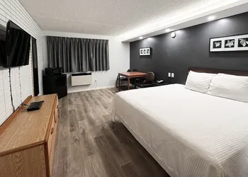 Travelodge by Wyndham Winnipeg Airport hotel thumbnail 8