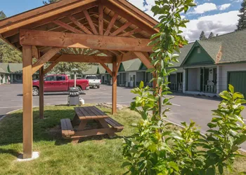 Green Gables Motel & Suites hotel thumbnail 7